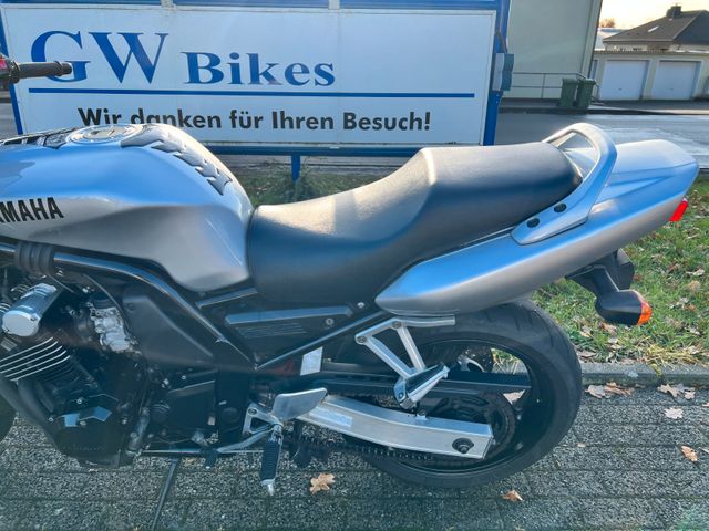 Yamaha FZS 600 FAZER Bild 10