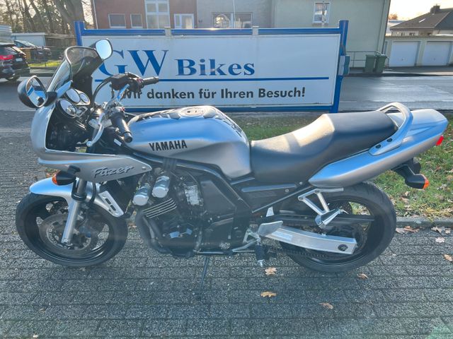 Yamaha FZS 600 FAZER Bild 2