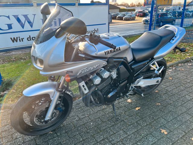 Yamaha FZS 600 FAZER Bild 4