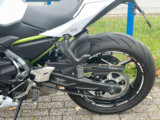 Kawasaki Z 650 ABS ERST 5.381 KM ZUBEHÖR Bild 10